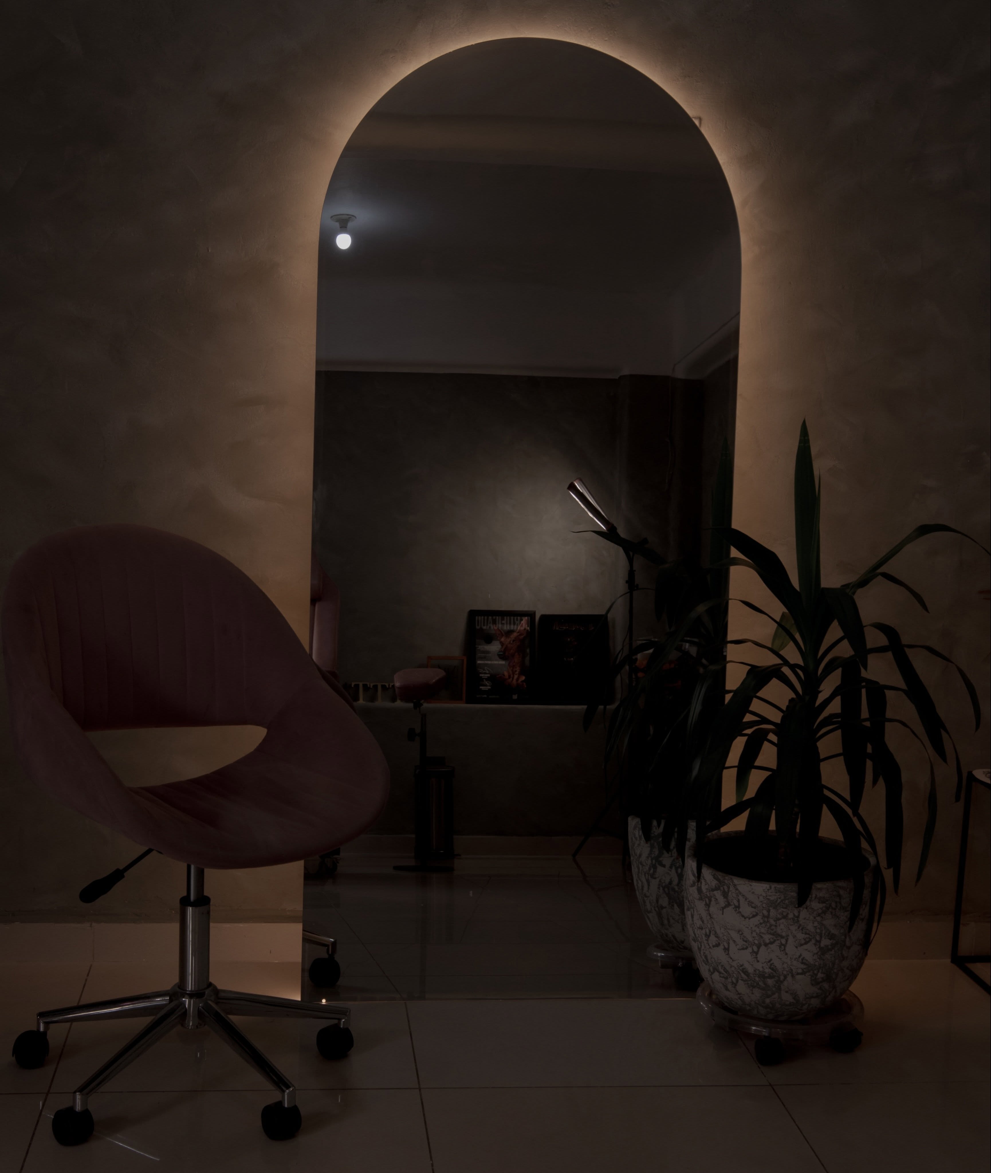 Interior de Silent Tattoo Studio, arco iluminado